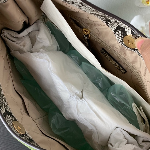 RARE BAG💚 free shipping‼️ GORGEOUS💚Michael Kors Joan LG Slouchy Shoulder - Picture 6 of 9